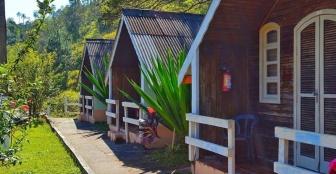 Chalés máster construído em madeira, fica localizado atrás do restaurante, contem uma cama de casal, dois beliches, banheiro privativo, TV, ar condicionado e frigobar. :: Hotel Fazenda Aldeia do Vale - Foto 2 Chalés máster construído em madeira, fica localizado atrás do restaurante, contem uma cama de casal, dois beliches, banheiro privativo, TV, ar condicionado e frigobar. :: Hotel Fazenda Aldeia do Vale - Foto 2