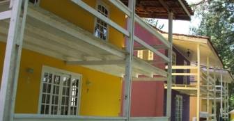 Nosso chalé tem estrutura de casinha de campo, uma sala com TV, uma cozinha americana e um banheiro na parte de baixo
Na parte de cima, um quarto com cama de casal, um quarto com 03 beliches e um ba :: Pousada Mel com Pimenta - Foto 1 Nosso chalé tem estrutura de casinha de campo, uma sala com TV, uma cozinha americana e um banheiro na parte de baixo
Na parte de cima, um quarto com cama de casal, um quarto com 03 beliches e um ba :: Pousada Mel com Pimenta - Foto 1