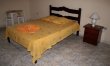 Quarto da pousada onde temos cama de casal, abajur mesa e cadeira. :: Pousada Bella Costa - Foto 10 Quarto da pousada onde temos cama de casal, abajur mesa e cadeira. :: Pousada Bella Costa - Foto 10