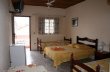 Quarto da pousada nele temos cama de casal e solteiro, ventilador de teto, TV á cabo, frigobar. :: Pousada Bella Costa - Foto 7 Quarto da pousada nele temos cama de casal e solteiro, ventilador de teto, TV á cabo, frigobar. :: Pousada Bella Costa - Foto 7
