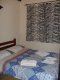 Chalé Studio: Sala de TV, espaço com frigobar e sofá cama , 1 banheiro, 1 quarto de casal e 1 quarto de solteiro com beliche. :: Pousada dos Lagos - Foto 3 Chalé Studio: Sala de TV, espaço com frigobar e sofá cama , 1 banheiro, 1 quarto de casal e 1 quarto de solteiro com beliche. :: Pousada dos Lagos - Foto 3