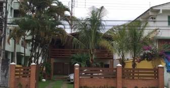 Frente dos chales e estacionamento! :: Casa e Chalés Frente ao Mar - Foto 1 Frente dos chales e estacionamento! :: Casa e Chalés Frente ao Mar - Foto 1